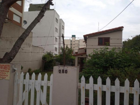 Habitación y dptos 1 y 2 amb con estacionamiento cerca del mar